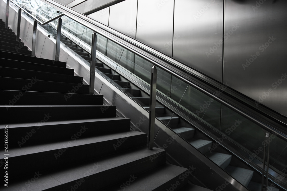 Fototapeta premium Treppe - Rolltreppe - Bahnhof