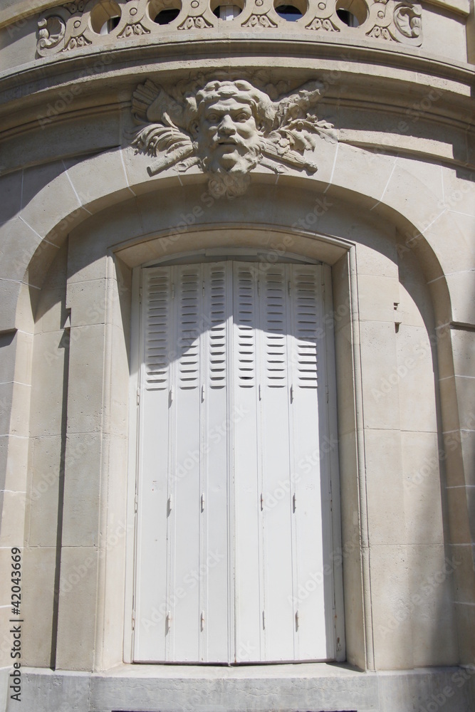Fenêtre d'immeuble du quartier de Passy à Paris	