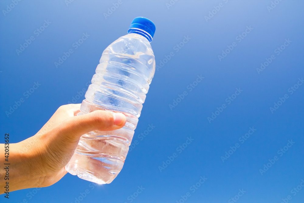 Obraz premium ペットボトルと青空