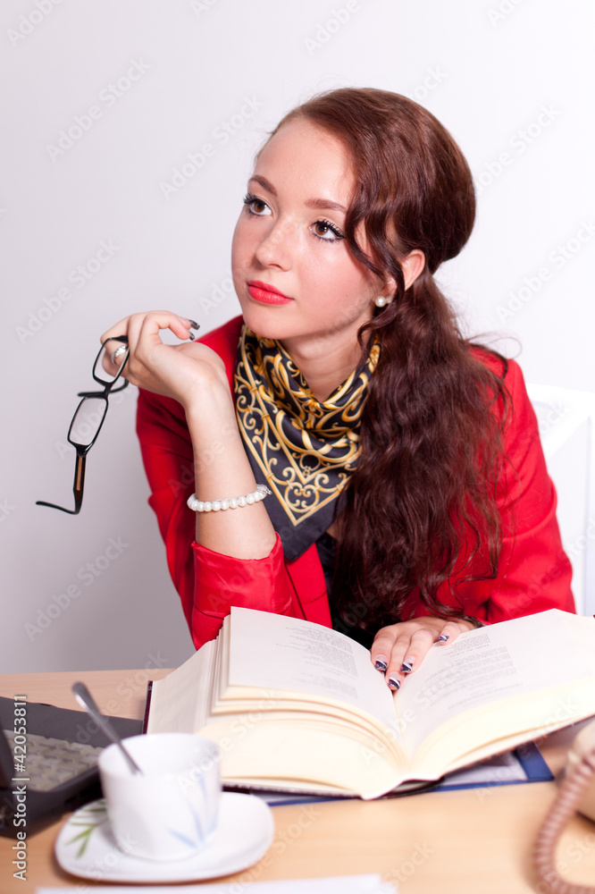 Frau im Büro Frau im Büro