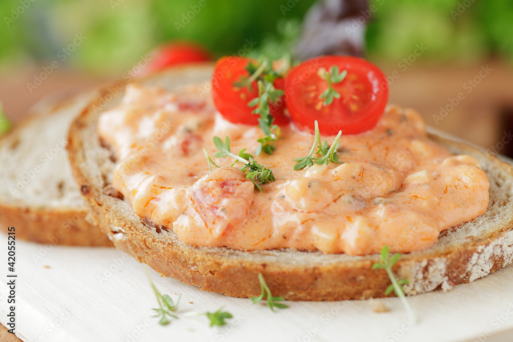 Brot mit Tomaten- Mozzarella- Creme Brot mit Tomaten- Mozzarella- Creme