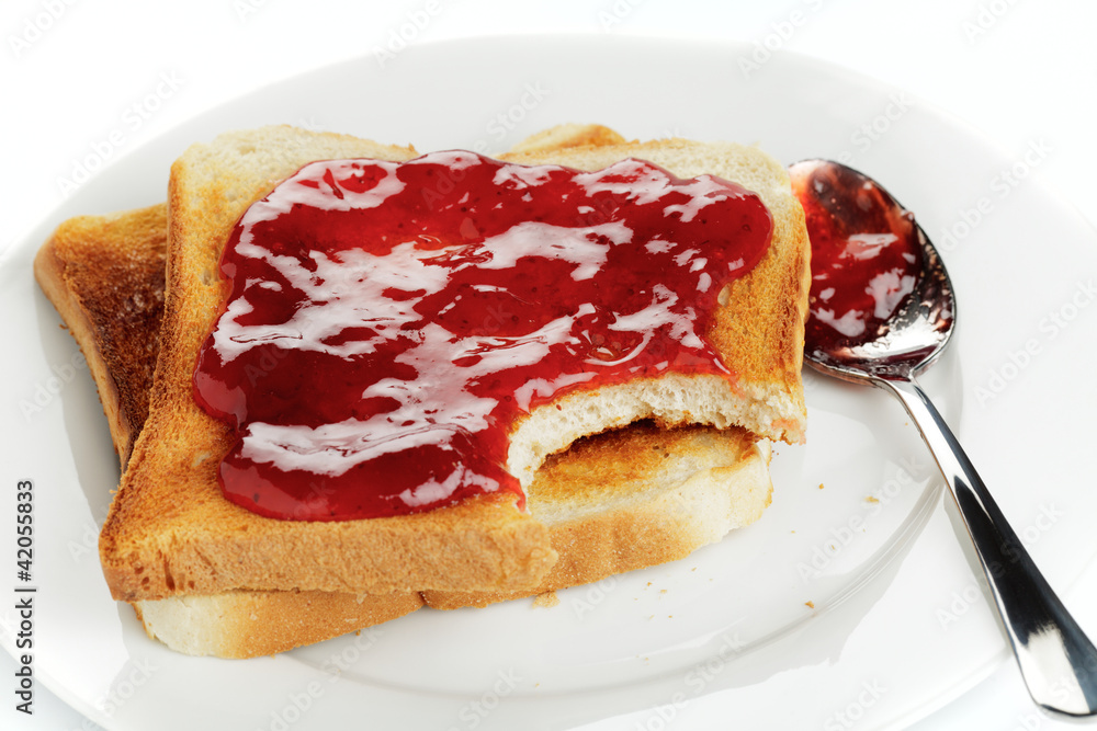 Toast mit Erdbeerkonfitüre Toast mit Erdbeerkonfitüre