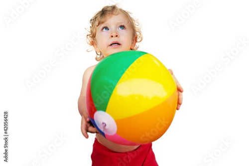 Kind spielt mit buntem Ball
