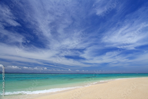 コバルトブルーの美しい海と夏の空 © sunabesyou
