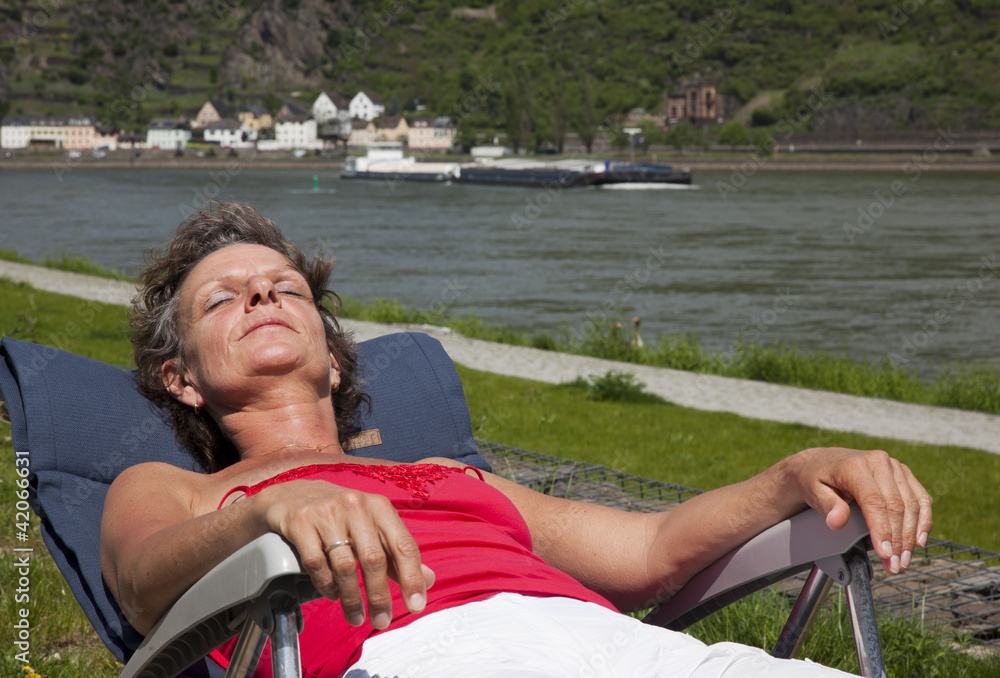 relaxing women nearby the Rhine