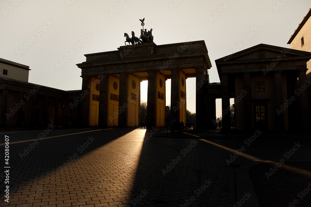 Naklejka premium Brandenburger Tor in Berlin am Abend