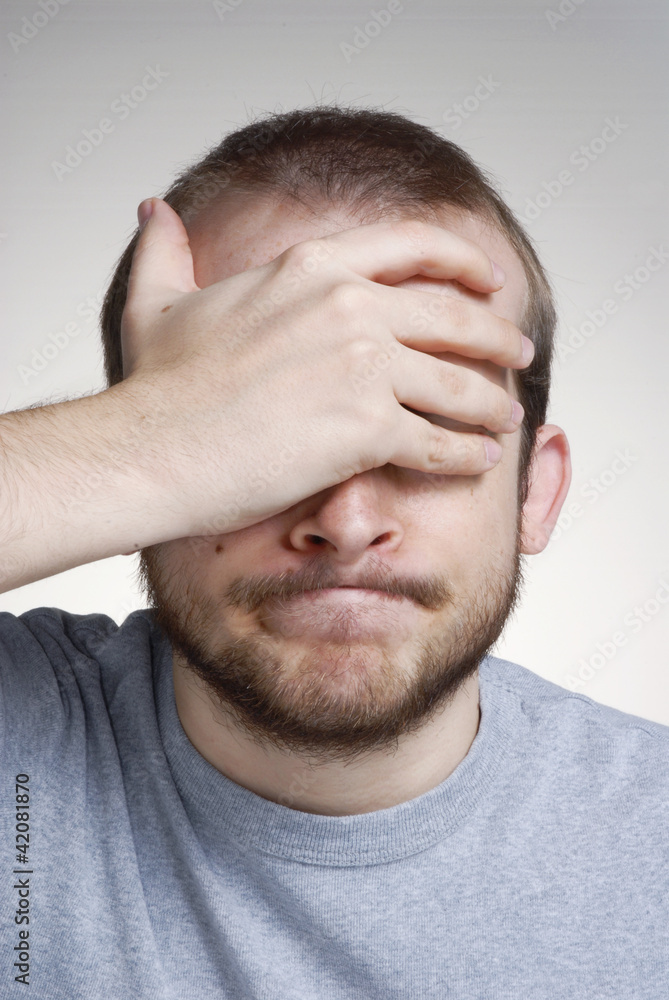 Obraz premium Retrato de un joven expresivo,lamentándose.