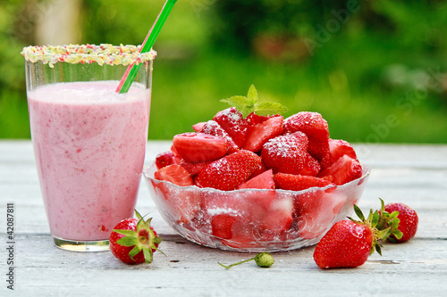 Erdbeeren und Erdbeershake photo