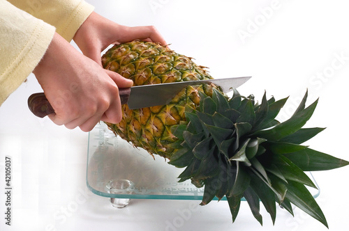 Pineapple cutting