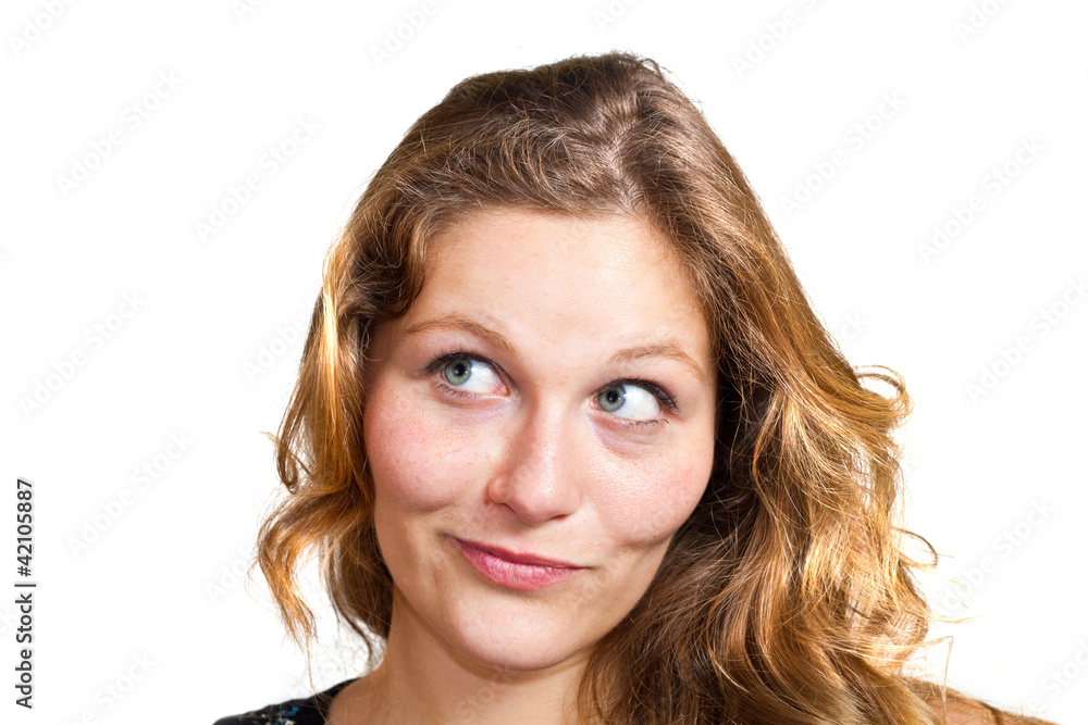 ragazza pensierosa guarda in alto ragazza pensierosa guarda in alto
