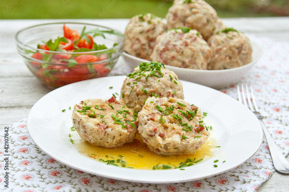 Semmel-Wurst-Knödel mit Tomatensalat Semmel-Wurst-Knödel mit Tomatensalat