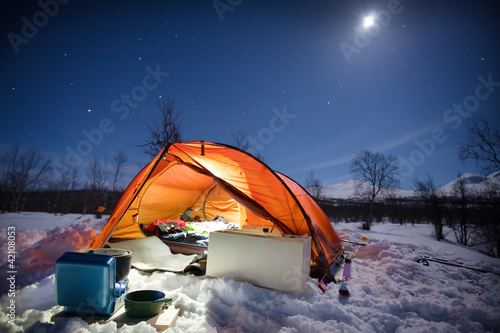 Wintercamping bei Nacht photo