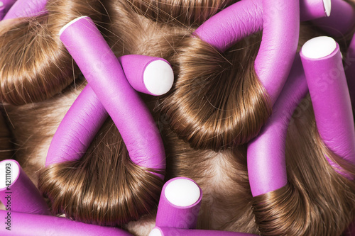 Haare mit Papilotten