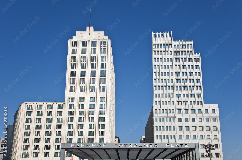Obraz premium Potsdamer Platz - Hochhaus in Berlin
