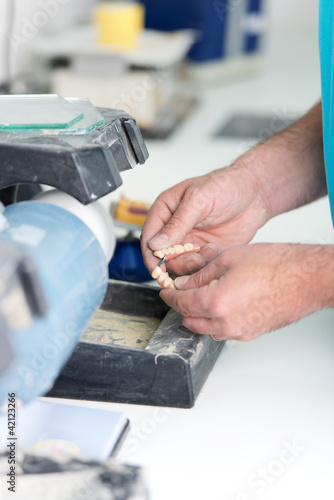 zahntechniker bei der arbeit