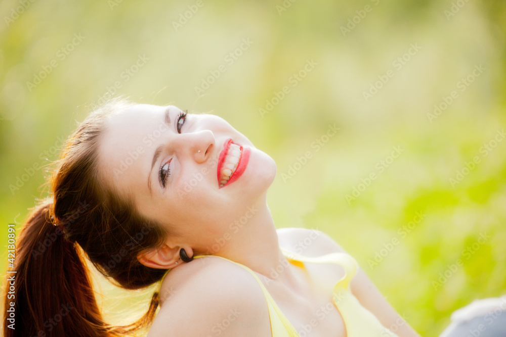 ragazza sorridente con codino ragazza sorridente con codino
