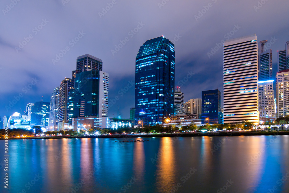 Fototapeta premium Bangkok centrum miasta w nocy z odbiciem panoramy, Bangk