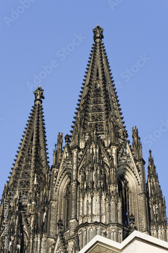 Kölner Dom vor blauem Himmel