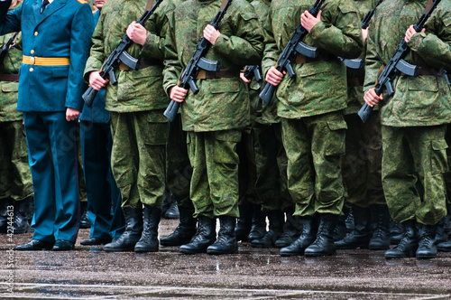 Billede på lærred Soldiers stand in formation with officer