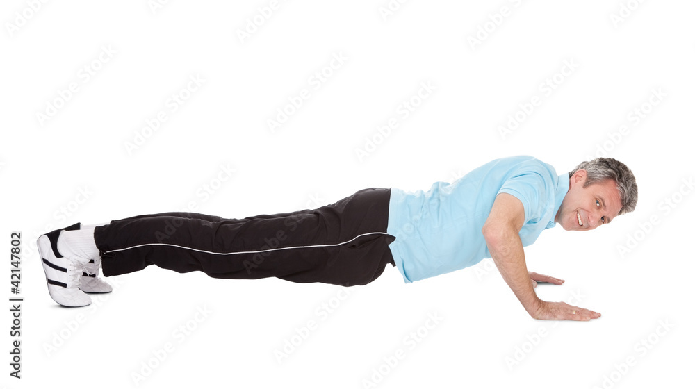 Obraz premium Active mature man doing pushups