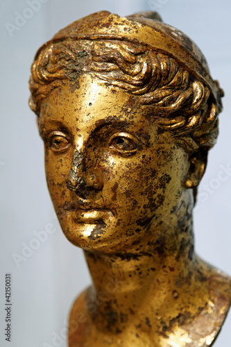 Tête de femme sculptée dorée.