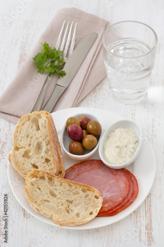 bread with ham, olives and sauce