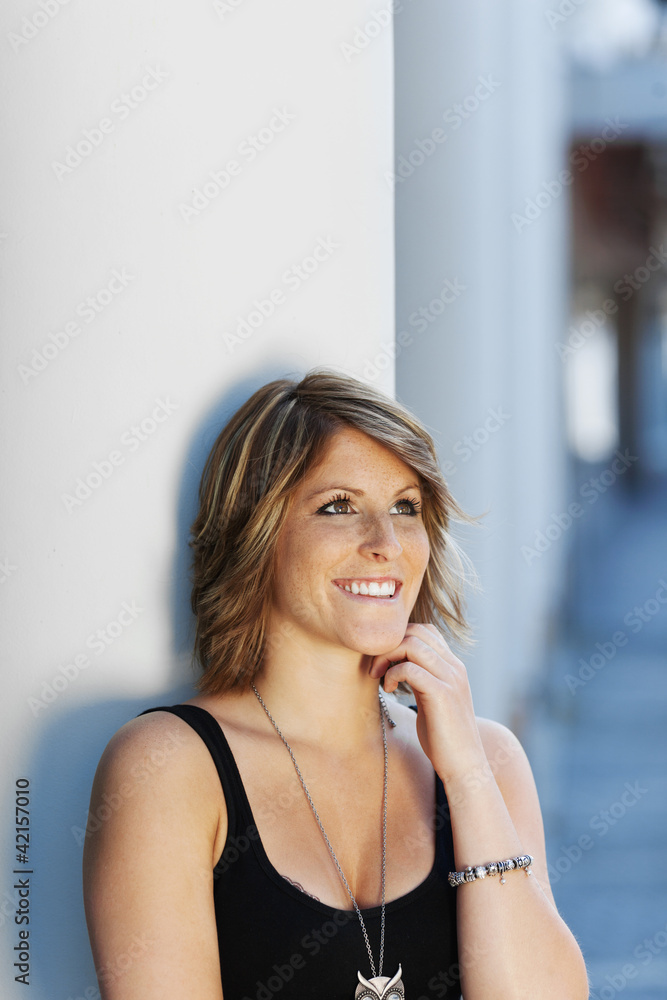 Fototapeta premium lachende blonde frau in der stadt