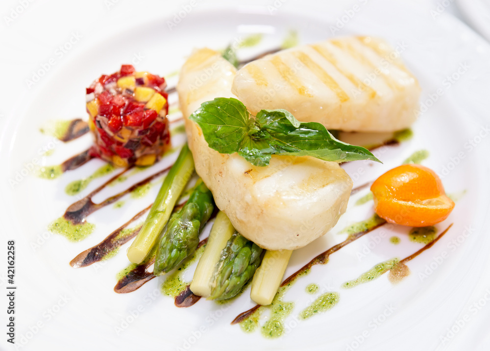 Light grilled fish with salad and asparagus