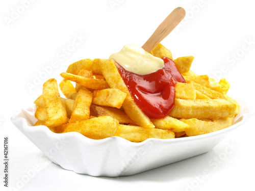 Pommes Frites mit Ketchup und Mayonnaise - French Fries