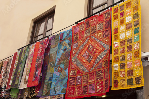 Artesanía textil expuesta en balcón