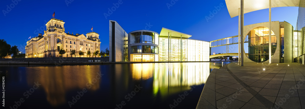Fototapeta premium berlin government buildings at night