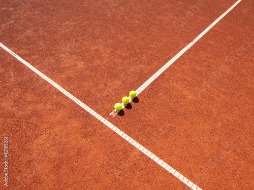 Tennisplatz Linie mit 3 Tennisbällen 34 © 1stGallery