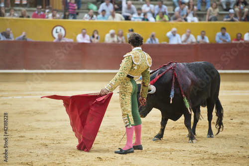 Torero tentando al toro para que entre a la muleta.