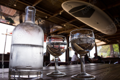 Tableau sur toile carafe d'eau et verres
