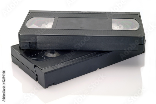 Две VHS видеокассеты на белом фоне.