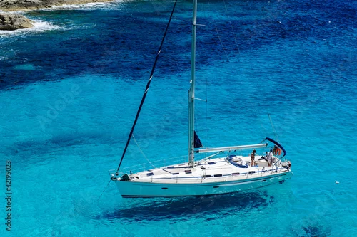 Obraz Zaglowka na kotwicy. Paradise Wild Bay. Cala Marmolis.