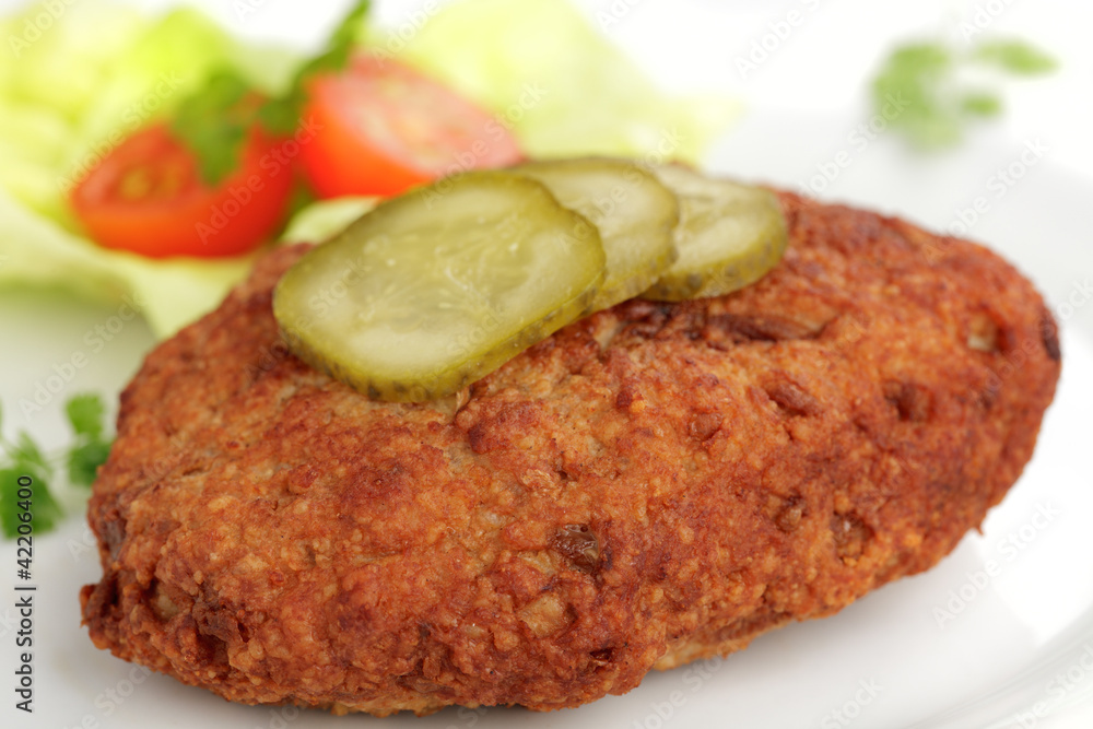 Frikadelle mit Gewürzgurke Frikadelle mit Gewürzgurke