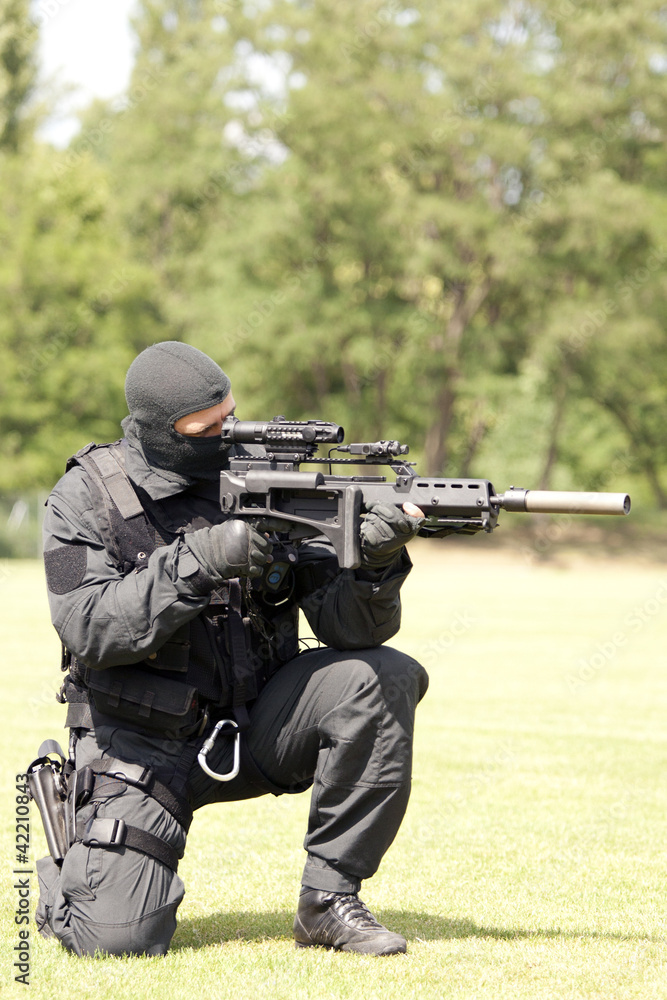 Foto Stock SEK Beamter mit Maske und Gewehr Scharfschütze | Adobe Stock