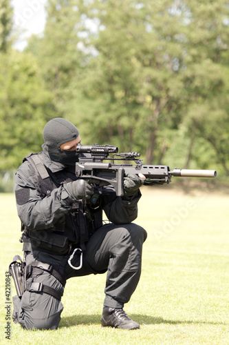 SEK Beamter mit Maske und Gewehr Scharfschütze