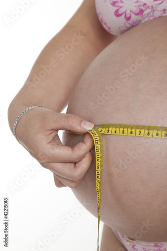 Babybauch mit Maßband