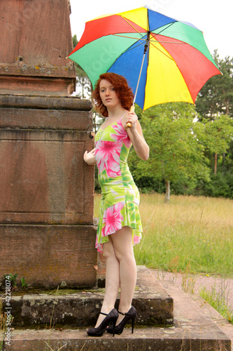 Frau im Kleid mit buntem Regenschirm photo