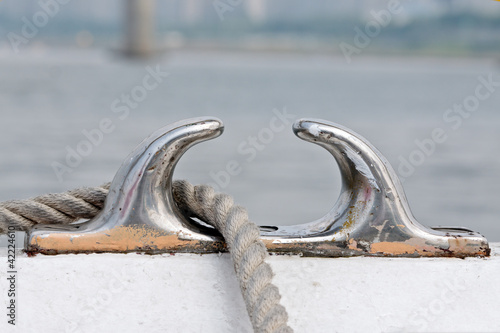 Metallic cleat with a rope