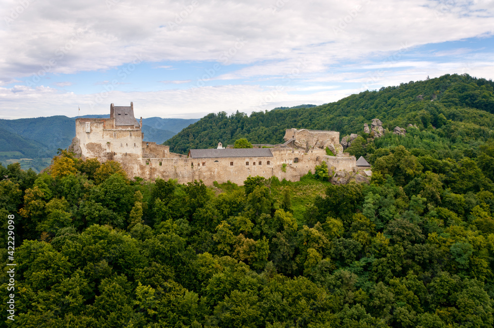 Luftaufnahme von der Burgruine Aggstein im Sommer.