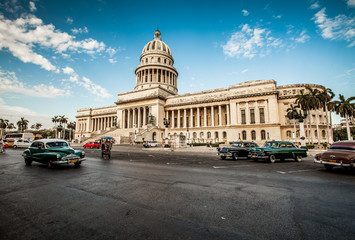 Plexiglas schilderij Cubaanse oldtimers Capitolium gebouw in Havana Cuba  © Andrei Armiagov