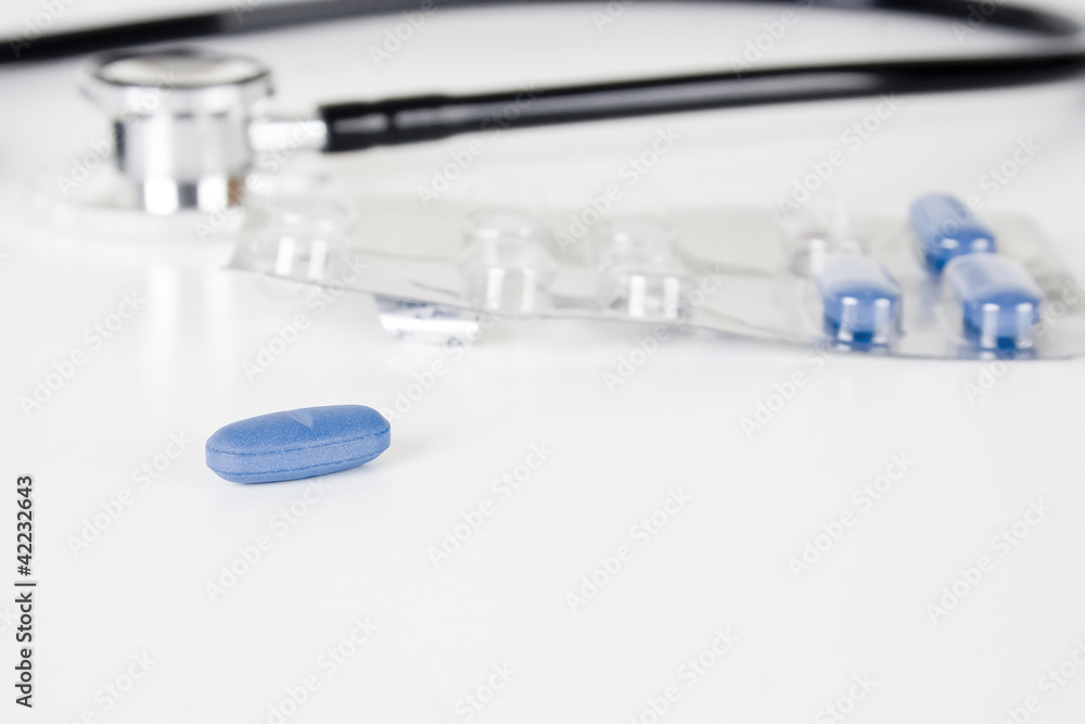 Tableta de pastillas azules en fondo blanco foto de Stock | Adobe Stock