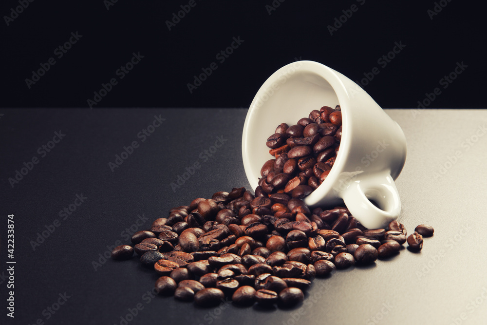 Obraz premium tazzina di caffè in chicchi