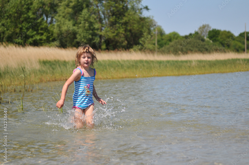 Fototapeta premium KInd am Strand