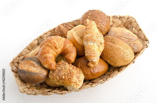 Brötchenkorb mit Brötchen und Croissants
