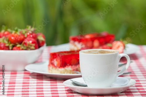 Tasse Kaffee mit Kuchen