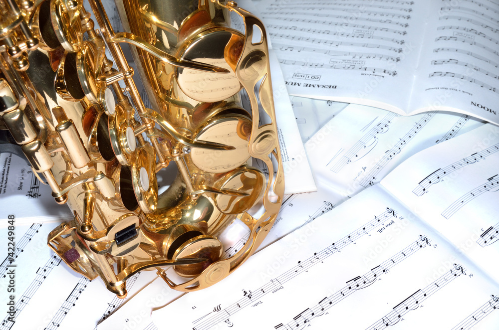 Naklejka premium Saxophon stehend auf Noten